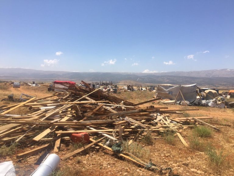 التعهدات الدولية “مجرد كلام”.. إجلاء لاجئي “دير الأحمر” إلى أرض نائية دون خدمات