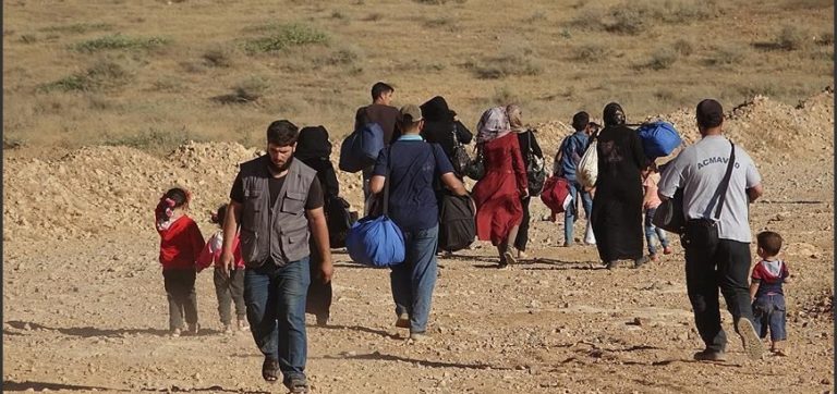 بعد بدء السلطات اللبنانية هدم مخيمات.. رئيس بلدية عرسال: آلاف السوريين يبيتون في العراء